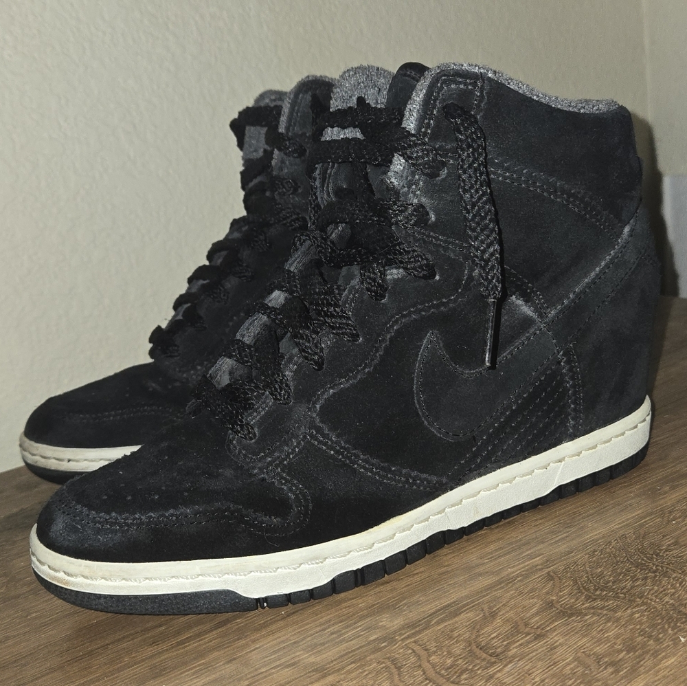 Women's Black High-Top Sneakers Skydunks